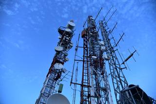 Imagem simbólica: mastros de telefonia móvel