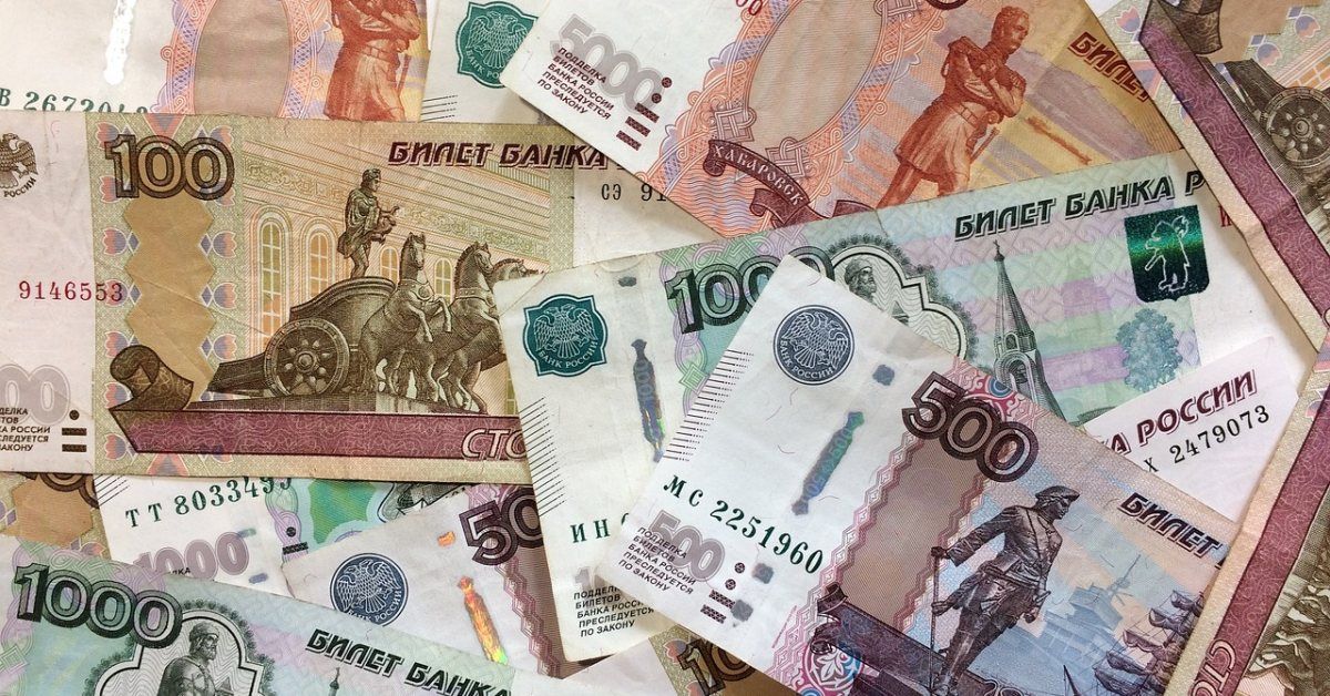 Uma moeda russa de um rublo encontra-se em um fundo de metal escuro tradução  aproximada do texto na moeda quot1 rubloquot